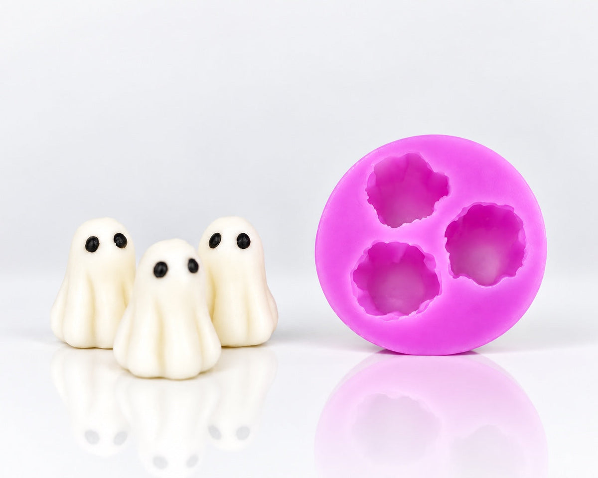 3 Geister neben einer Silikonform