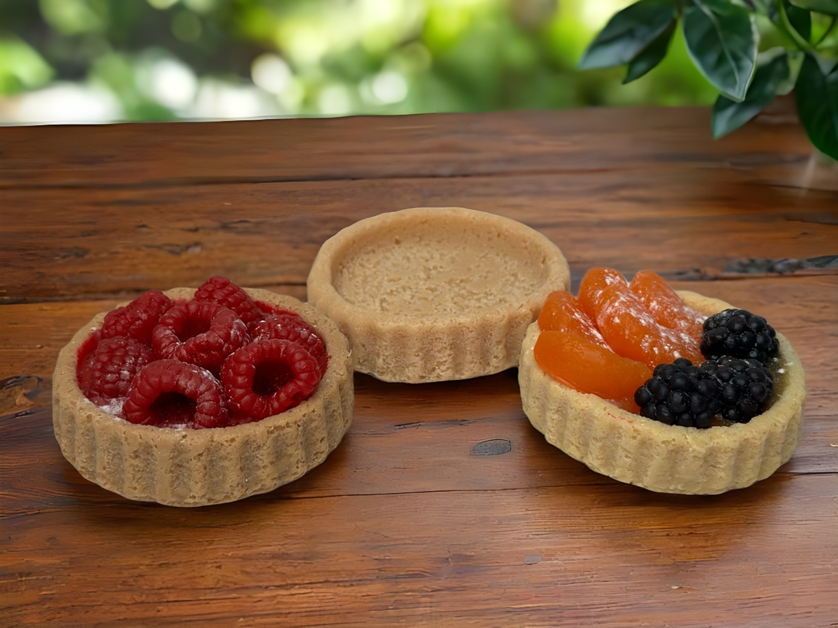 Runde Tartelette-Gießlinge mit Beeren als dekorative Dessertidee