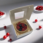 Tartelette-Gießling mit Beeren in einer Geschenkbox