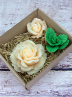 Gegossene Rosen und Minzblätter aus Silikonformen in einer Geschenkbox
