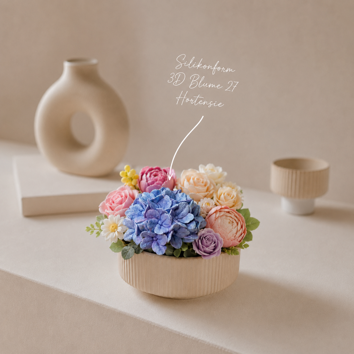 Handgemachtes Blumengesteck mit Hortensienblüten aus Silikonformen