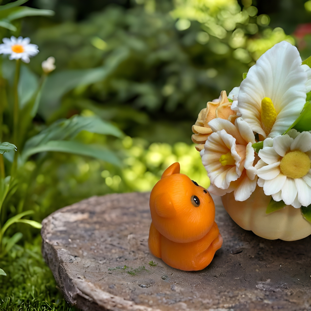 Gegossene Calla-Blüten und kleine Tierfigur als Gartendekoration