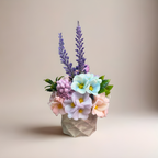 Blumenarrangement aus gegossenen Blüten in einer dekorativen Vase