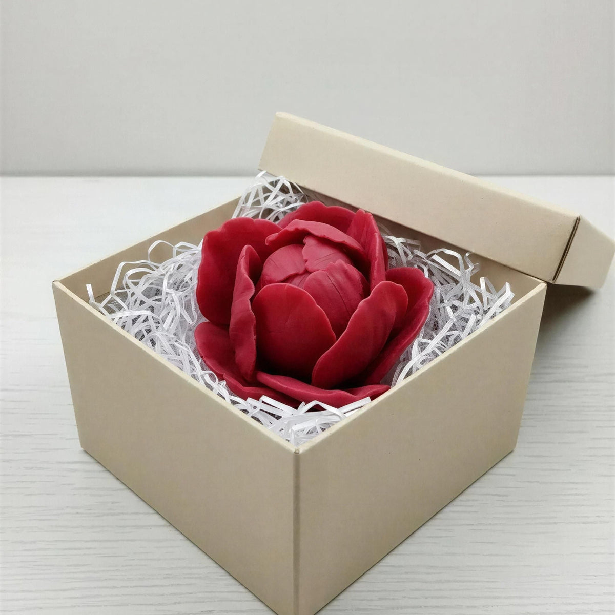Dunkelrote Pfingstrosenblüte aus Silikonform 56 in einer Geschenkbox
