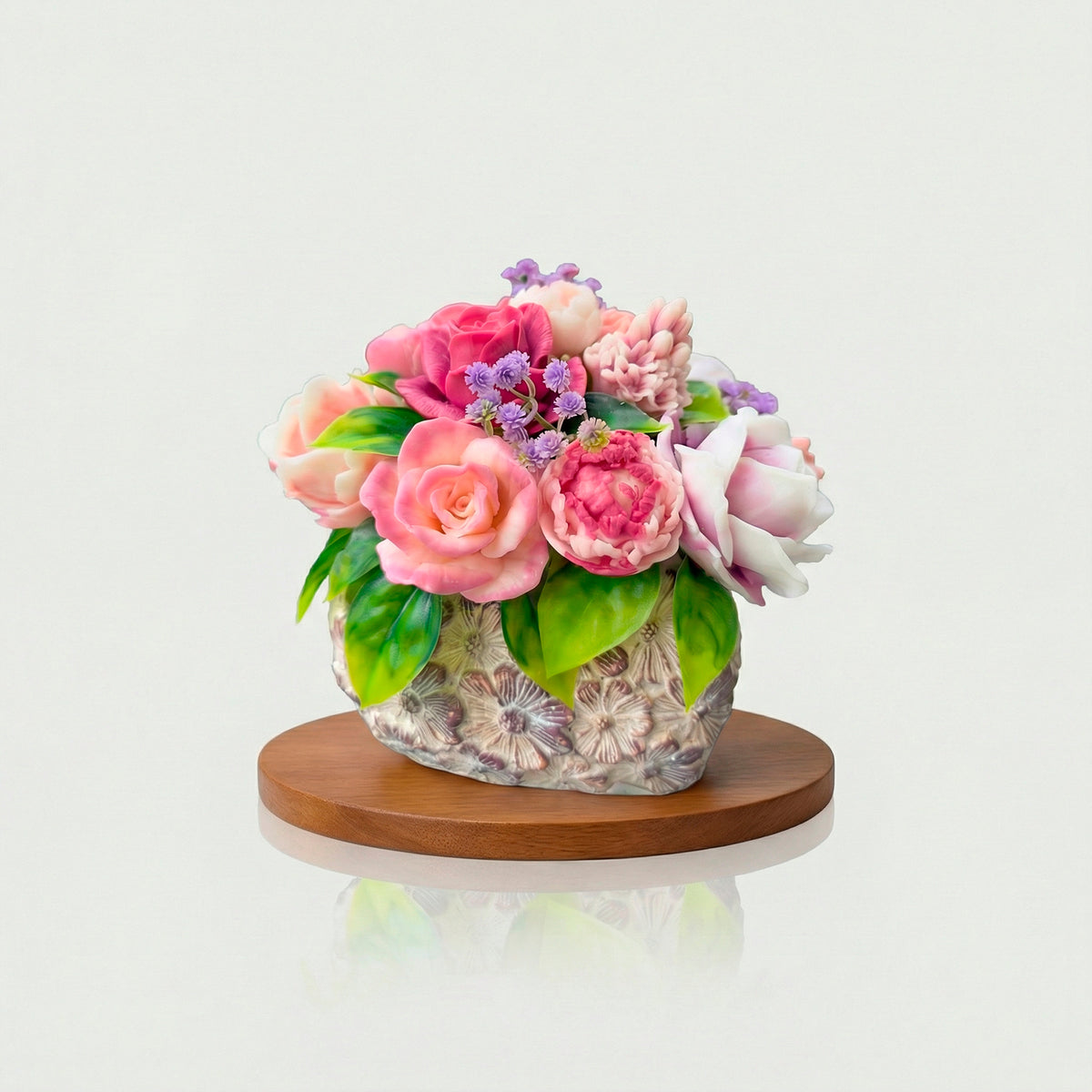 Blumenarrangement mit gegossenen Rosen aus der 3D-Silikonform Rose 22