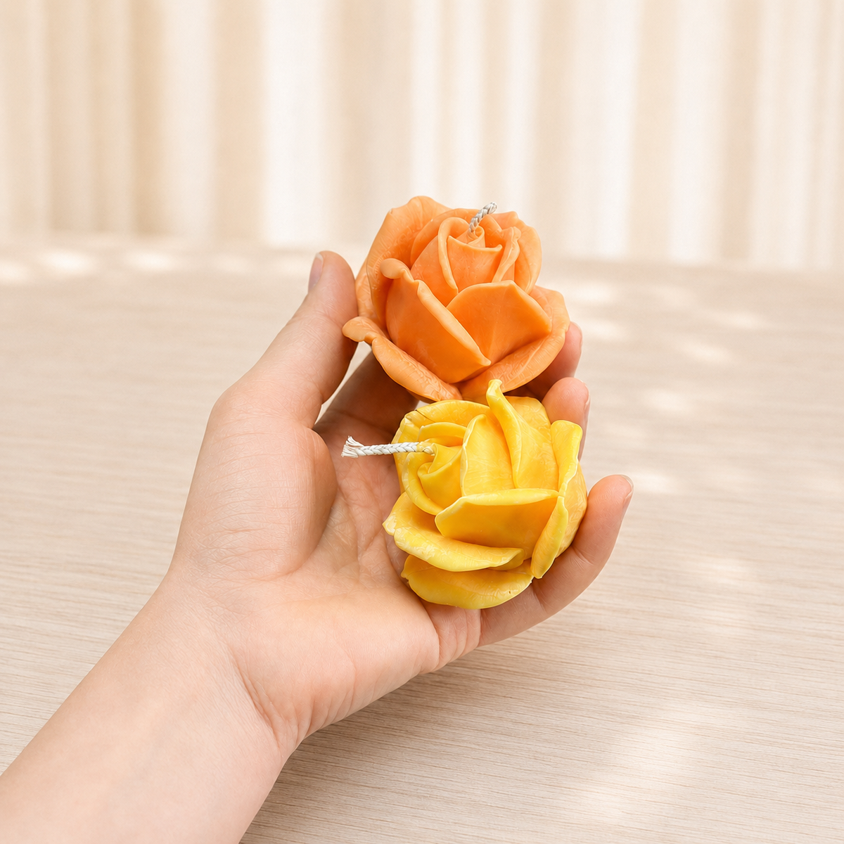 Zwei gegossene Rosenblüten aus der 3D-Silikonform Rose 26 in einer Hand