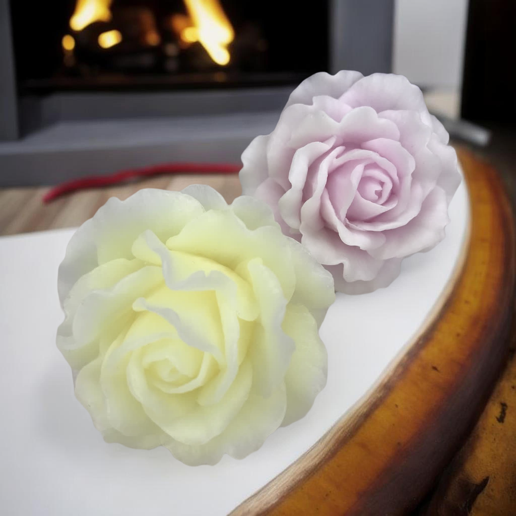 Zwei gegossene Rosenblüten aus der 3D-Silikonform Rose 3