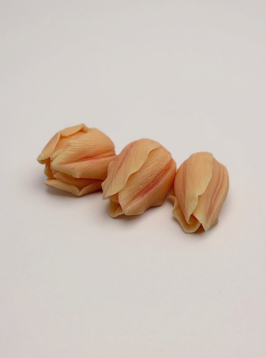 Drei gegossene Tulpenblüten aus dem 3D-Silikonformen-Set 5